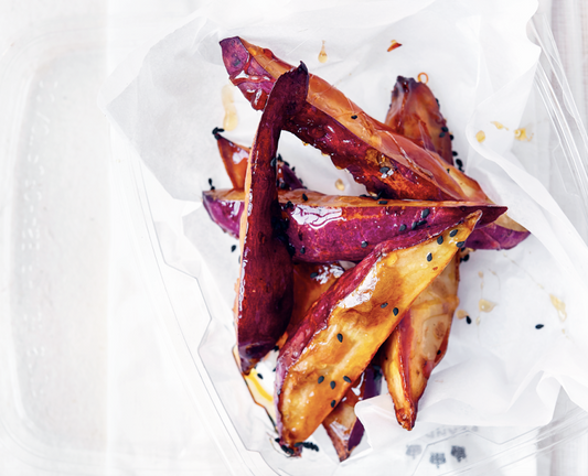 Patate douce caramélisée au sésame noir