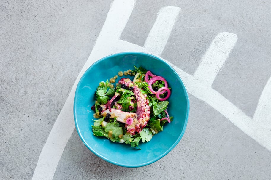 Le poulpe mariné à la crème d’olive verte Kalios