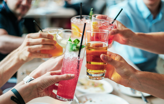 Les meilleurs cocktails d’été et les tips pour les réussir : tendances été 2025