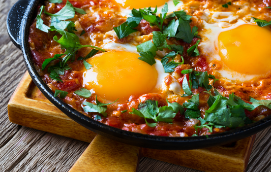 Recette des abonnés : shakshouka épicée aux poivrons et œufs pochés (version barbecue) et son accord vin