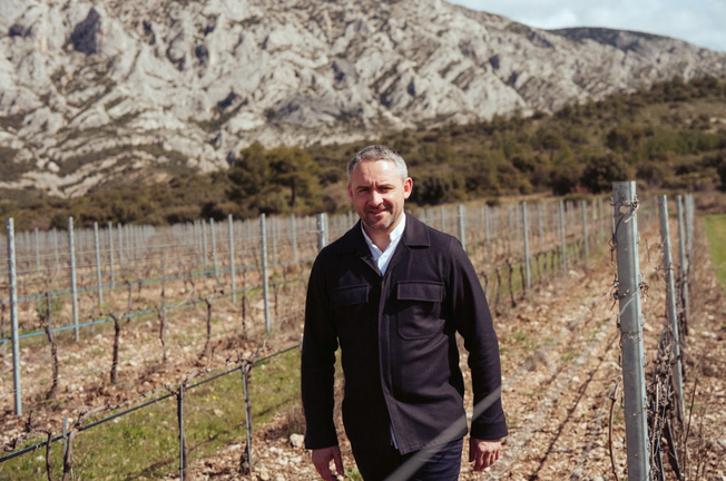 Antoine Pétrus caminha nas vinhas